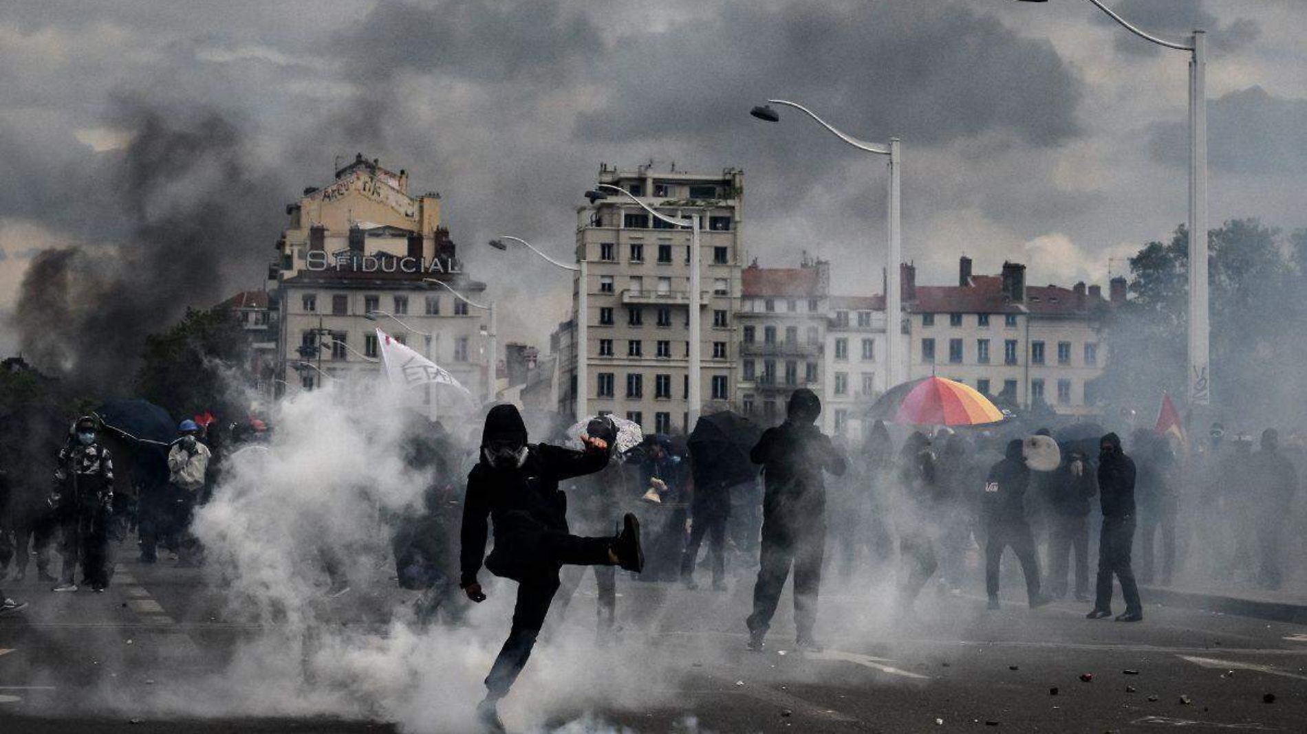 Protesta del 1 de mayo en Francia dejan más de 400 policías heridos; hay 540 detenidos